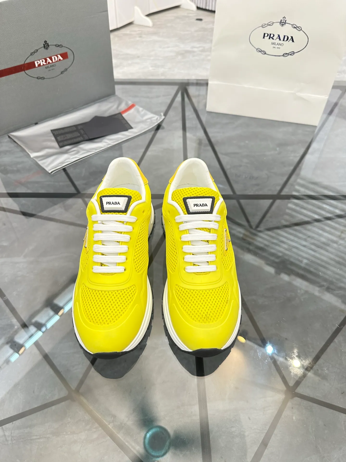 Men's shoes for sale 💰: 💰P600¥ High-end top quality Product trademark: Prada *"Prada*" low-top casual shoes Regular size: 38-45 (can be customized to 46) Product materials: Upper imported glue splicing original material, breathable lining, cowhide foot pads, original outsole. Number: 832